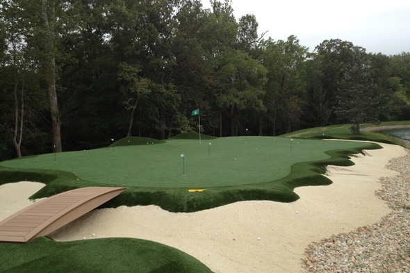 Metro New York artificial putting green with natural surroundings